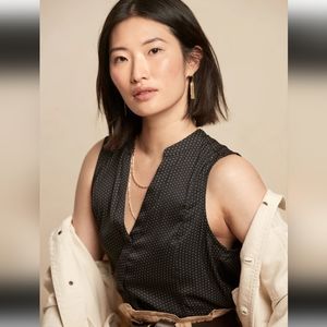 Banana Republic Navy Blue sleeveless top with covered buttons XXS Petite